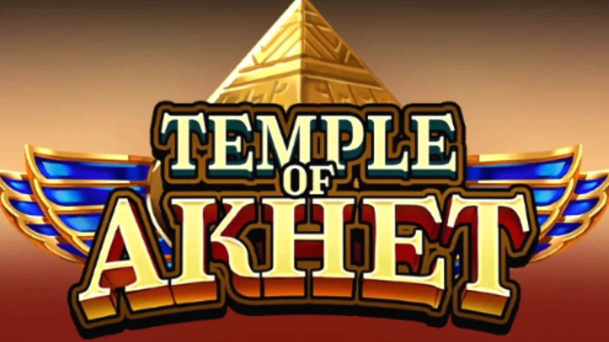 Tampilan utama slot Temple of Akhet dengan piramida, obelisk, dan gulungan mistis di bawah langit berbintang.